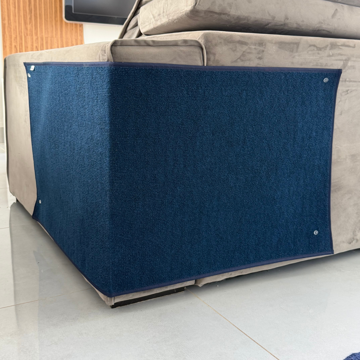 Carpete Arranhador Protetor de Sofá para Gatos com Presilhas - Imagem 2